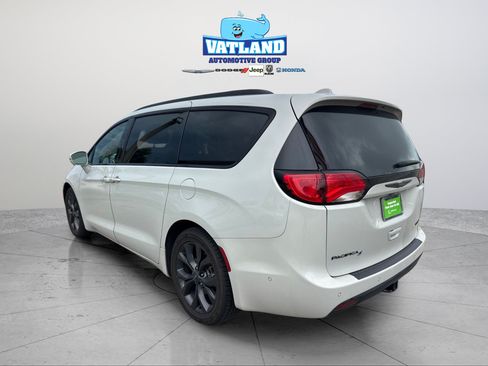 Used 2020 Chrysler Pacifica Limited FWD image 3