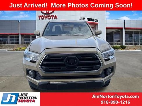 Used 2019 Toyota Tacoma SR5 AWD/4WD image 2