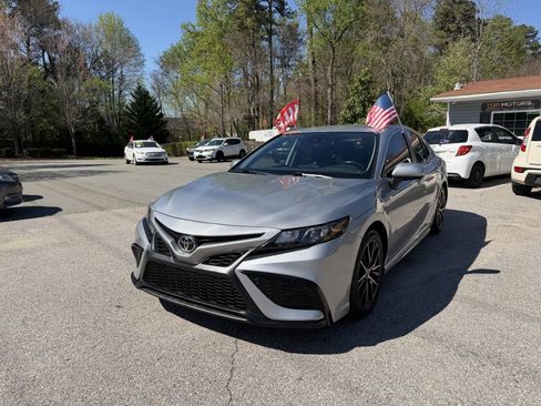 Used 2021 Toyota Camry SE FWD image 1