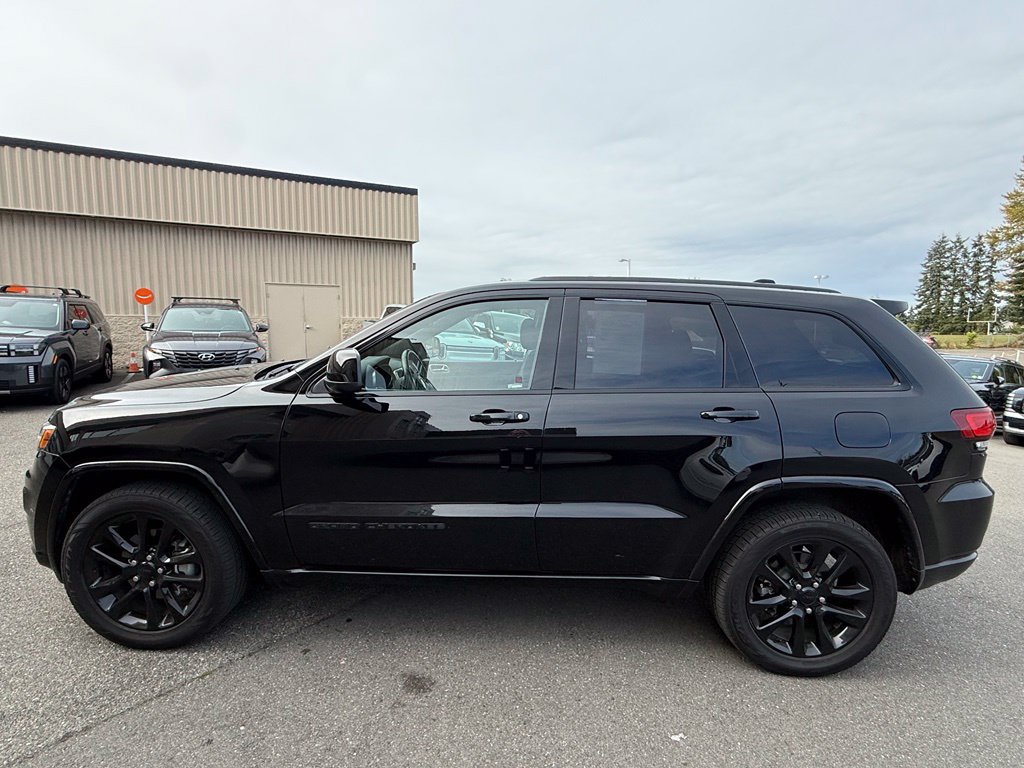 Used 2018 Jeep Grand Cherokee Altitude AWD/4WD image 3