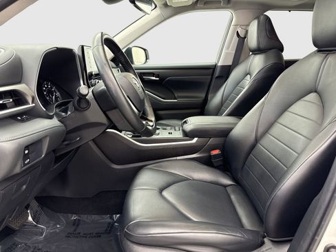 Used 2021 Toyota Highlander XLE FWD image 17
