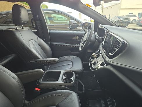 Used 2026 Chrysler Pacifica Select FWD image 7
