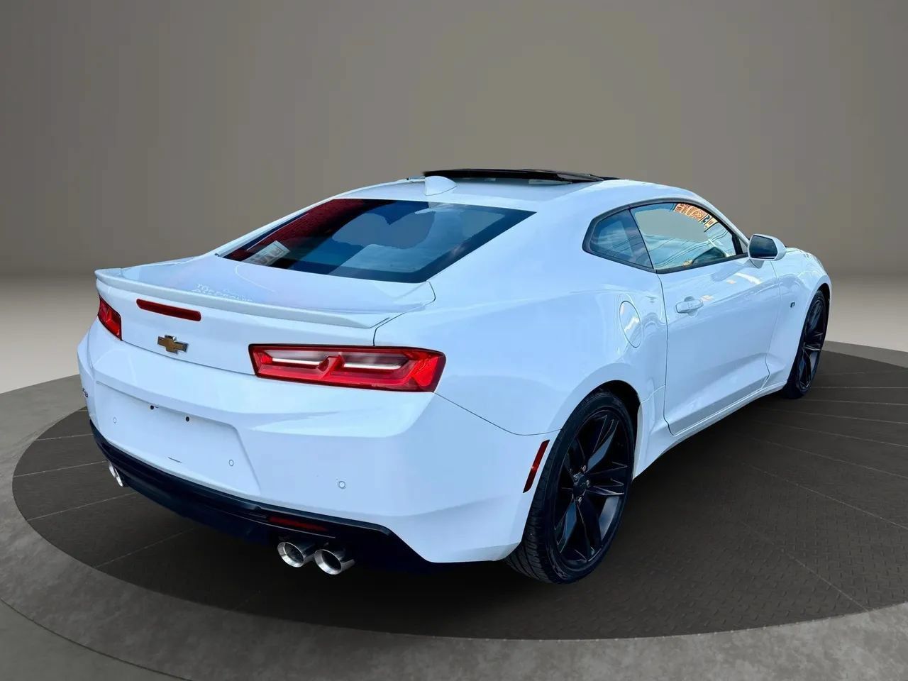 Used 2017 Chevrolet Camaro LT RWD image 4