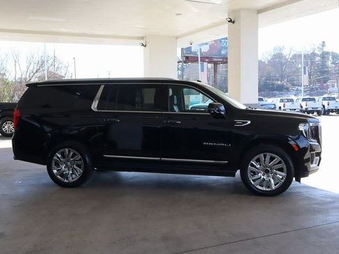 Used 2021 GMC Yukon XL Denali w/ Denali Premium Package image 7