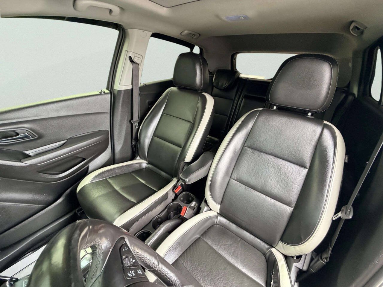 Used 2018 Chevrolet Trax Premier w/ Midnight Edition FWD image 19