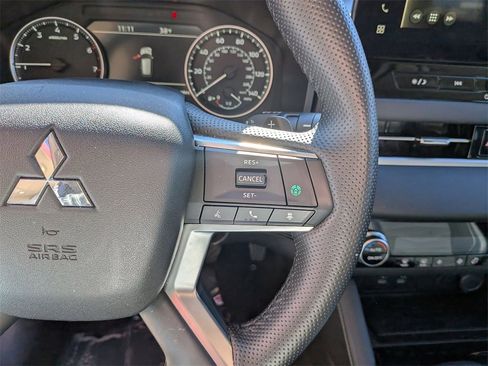 Used 2025 Mitsubishi Outlander SE image 23