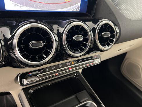 Used 2026 Mercedes-Benz GLA 250 4MATIC image 32