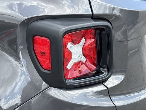 Used 2020 Jeep Renegade Altitude FWD image 7