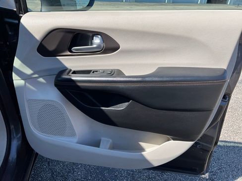 Used 2017 Chrysler Pacifica Touring-L image 15