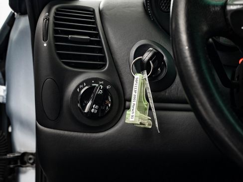 Used 2001 Porsche 911 Carrera 4 image 33