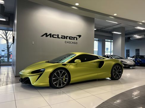 Used 2023 McLaren Artura image 11