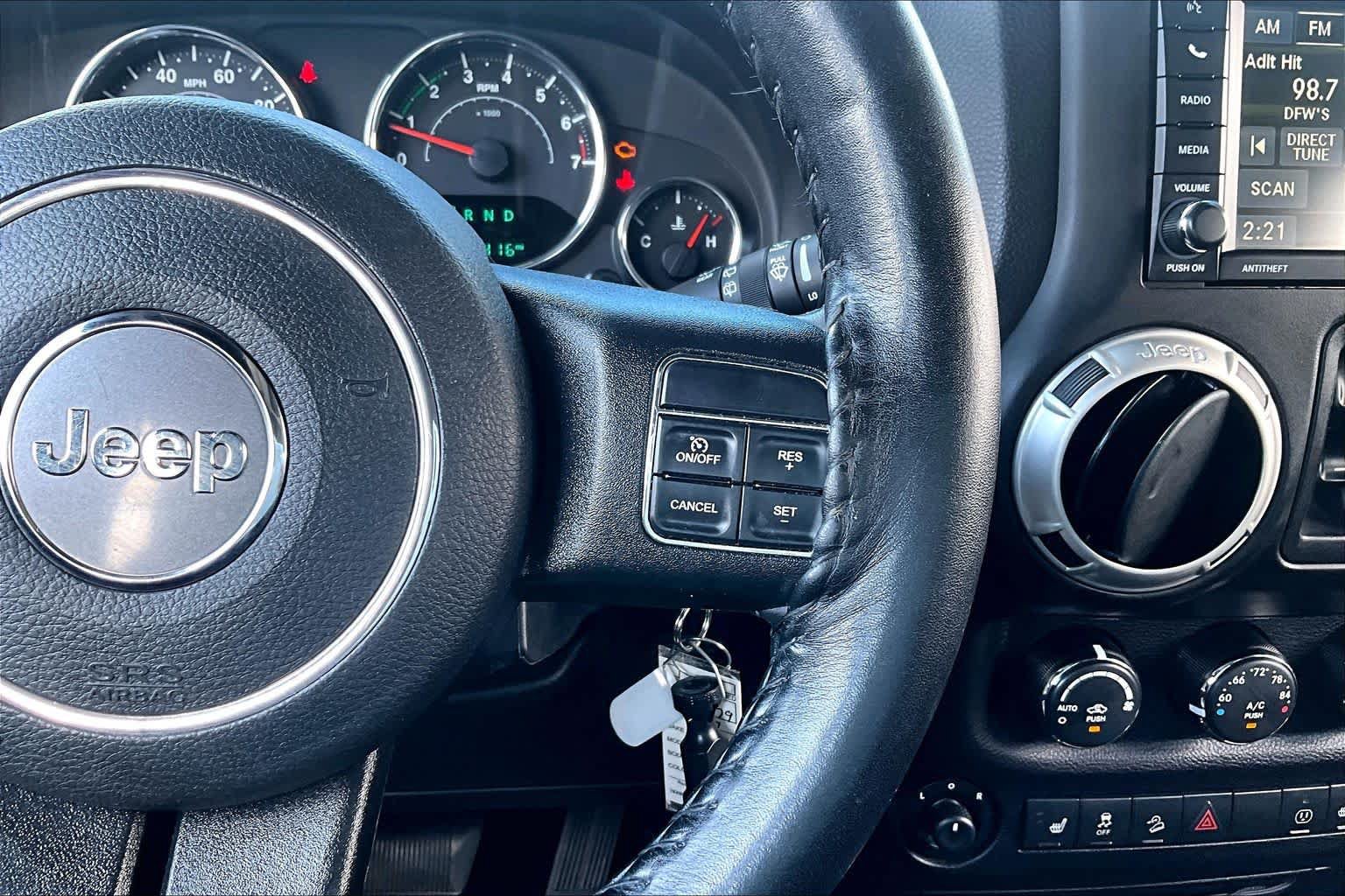 Used 2017 Jeep Wrangler Unlimited Sahara w/ Connectivity Group AWD/4WD image 25