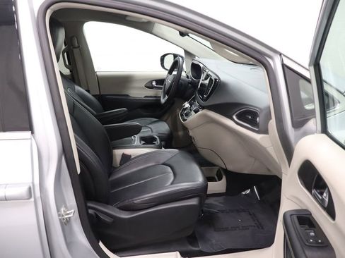 Used 2024 Chrysler Pacifica Touring-L FWD image 17