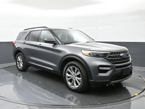 Used 2023 Ford Explorer XLT w/ Equipment Group 202A AWD/4WD image 6