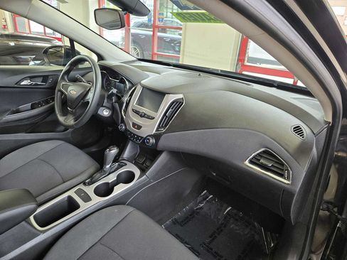 Used 2017 Chevrolet Cruze LS FWD image 19