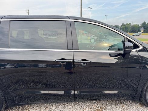 Used 2023 Chrysler Pacifica Touring FWD image 8