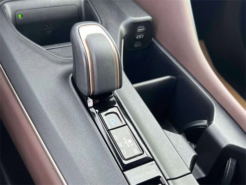 Used 2023 Toyota Crown Limited image 30