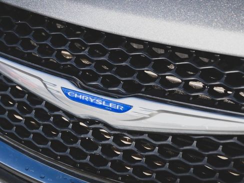 Used 2019 Chrysler Pacifica Touring-L image 2