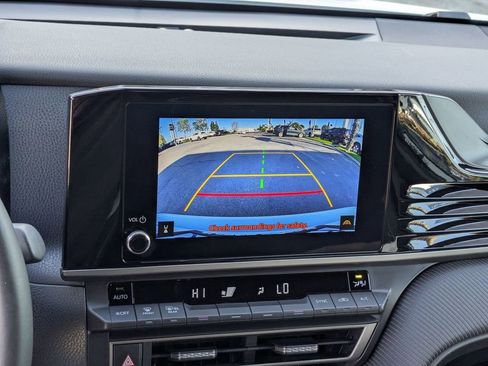 Used 2025 Toyota Camry SE image 12