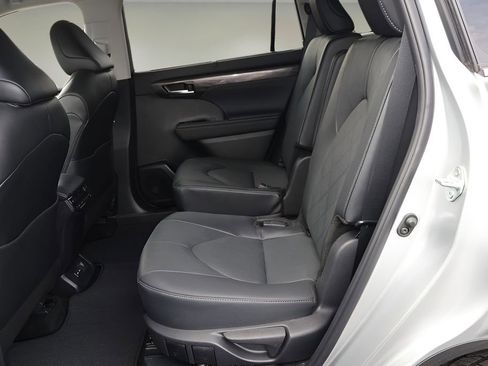 Certified 2024 Toyota Highlander Platinum AWD/4WD image 15