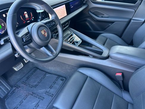 Used 2025 Porsche Macan 4S Electric AWD/4WD image 4
