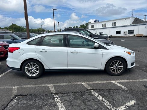 Used 2017 Ford Focus SE FWD image 4