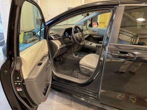 Used 2024 Toyota Sienna LE image 14