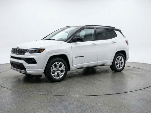 Used 2025 Jeep Compass Latitude AWD/4WD image 3