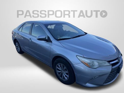 Used 2016 Toyota Camry LE image 2