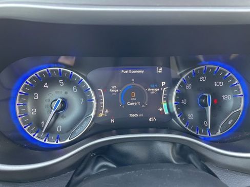 Used 2024 Chrysler Pacifica Touring-L image 12