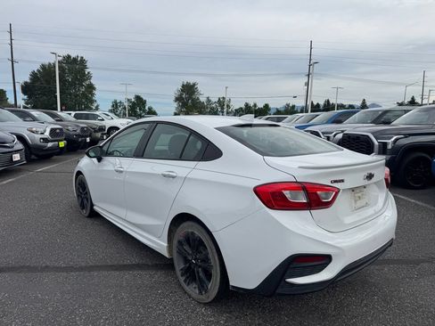 Used 2018 Chevrolet Cruze LT w/ Convenience Package FWD image 2