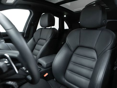Certified 2026 Porsche Macan AWD/4WD image 5