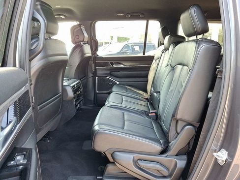 Used 2024 Jeep Wagoneer Series II w/ Flexible Seating Group AWD/4WD image 11