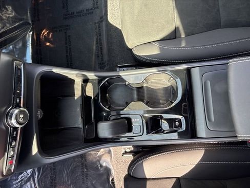 Used 2025 Volvo XC40 B5 Plus image 22