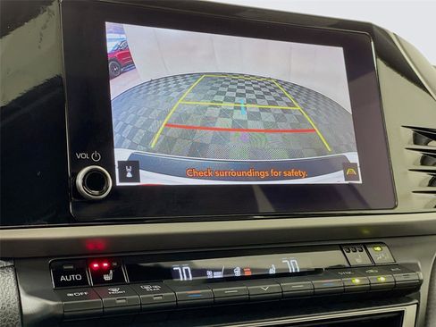 Used 2025 Toyota Camry SE w/ Convenience Package image 17