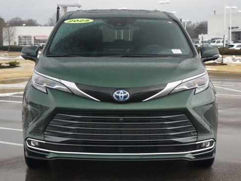 Used 2025 Toyota Sienna Platinum image 3