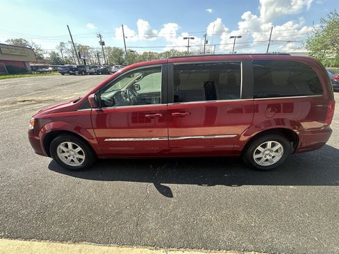 Used 2012 Chrysler Town & Country Touring w/ Entertainment Group #1 FWD image 4