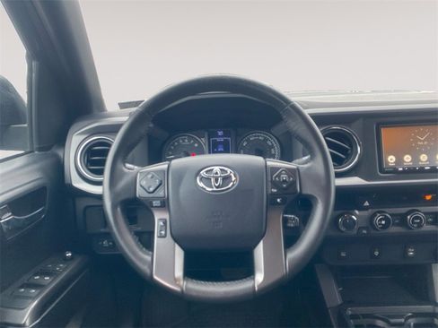 Used 2017 Toyota Tacoma TRD Sport w/ Tow Package (A/T) image 12