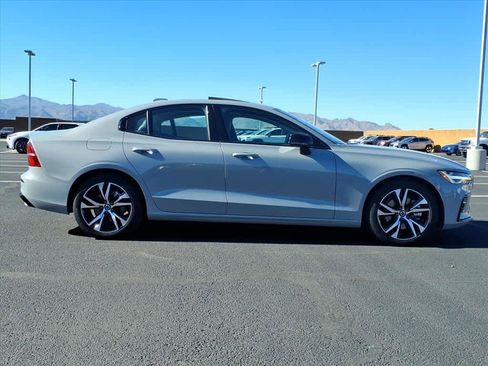 Used 2025 Volvo S60 B5 Core image 7