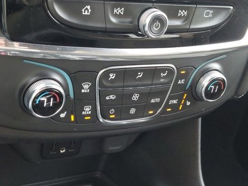 Used 2023 Chevrolet Traverse LT image 23