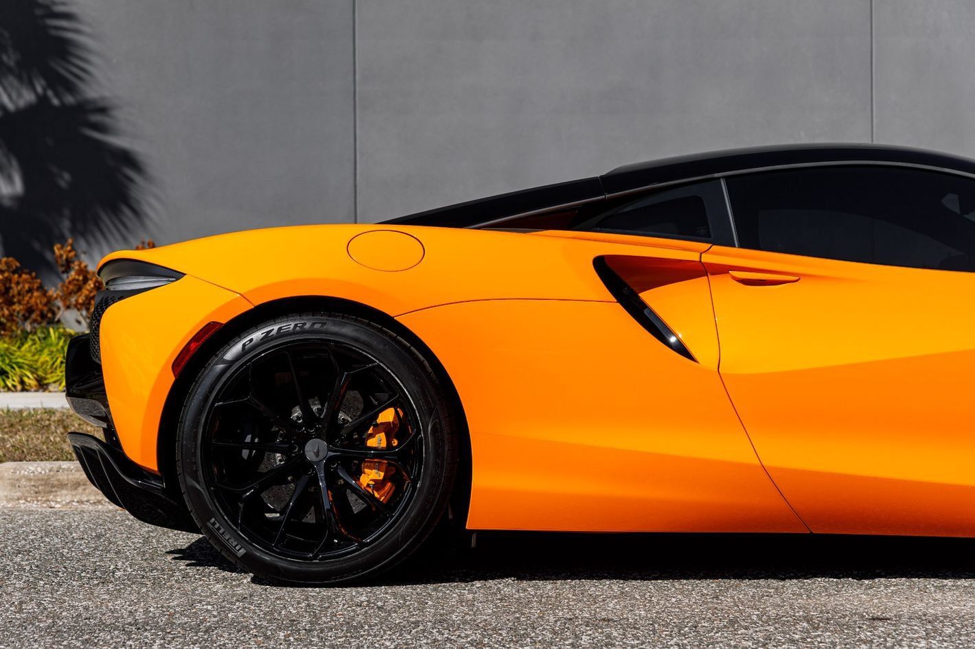 Used 2025 McLaren Artura RWD image 13