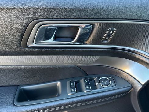 Used 2019 Ford Explorer XLT image 10