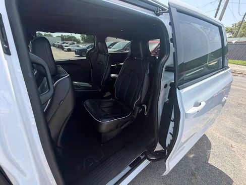 Used 2025 Chrysler Pacifica Limited FWD image 22