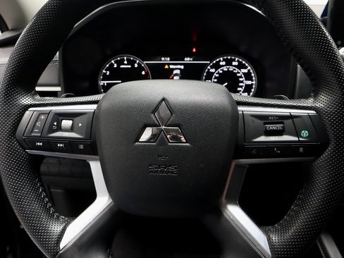 Used 2023 Mitsubishi Outlander SE image 32