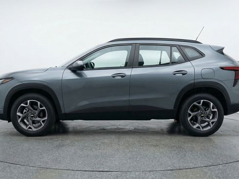 Used 2025 Chevrolet Trax LT w/ LT Convenience Package image 5