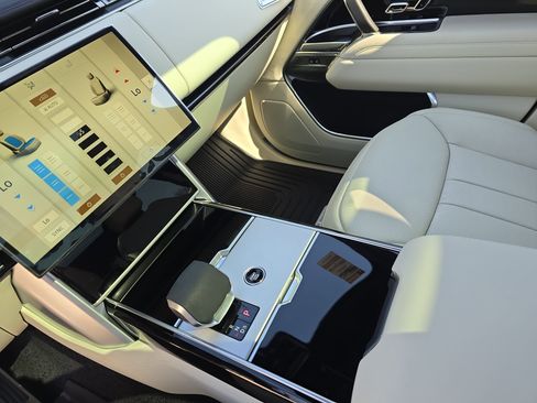 New 2026 Land Rover Range Rover Long Wheelbase SE image 25