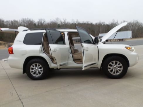 Used 2013 Toyota Land Cruiser image 20