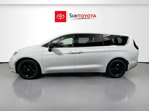 Used 2024 Chrysler Pacifica Touring-L image 7