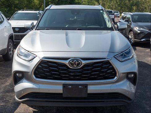 Used 2021 Toyota Highlander Limited AWD/4WD image 3