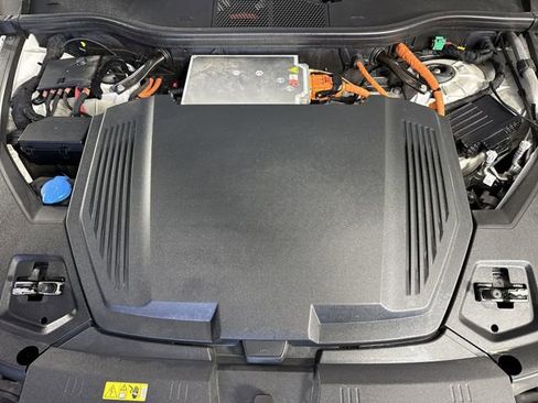 Used 2024 Audi Q8 e-tron Premium Plus image 27